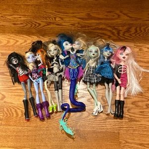 8 Monster High dolls used